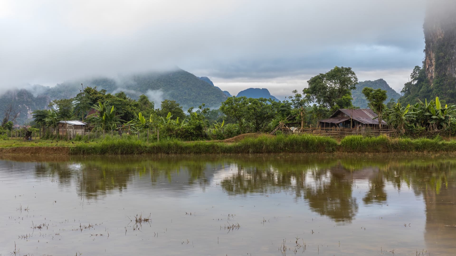 ຕອນດິນຜືນນັ້ນຢູ່ລາວ ປຸກເຮືອນໄດ້ບໍ?