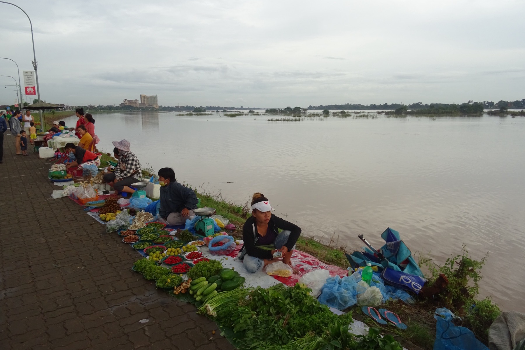 ຕະຫຼາດແຄມແມ່ນ້ຳຂອງທີ່ນະຄອນຫຼວງວຽງຈັນ ບ່ອນທີ່ເງິນກີບລາວ ປ່ຽນມືກັນທຸກໆມື້ ໃນນະຄອນຫຼວງຂອງປະເທດ