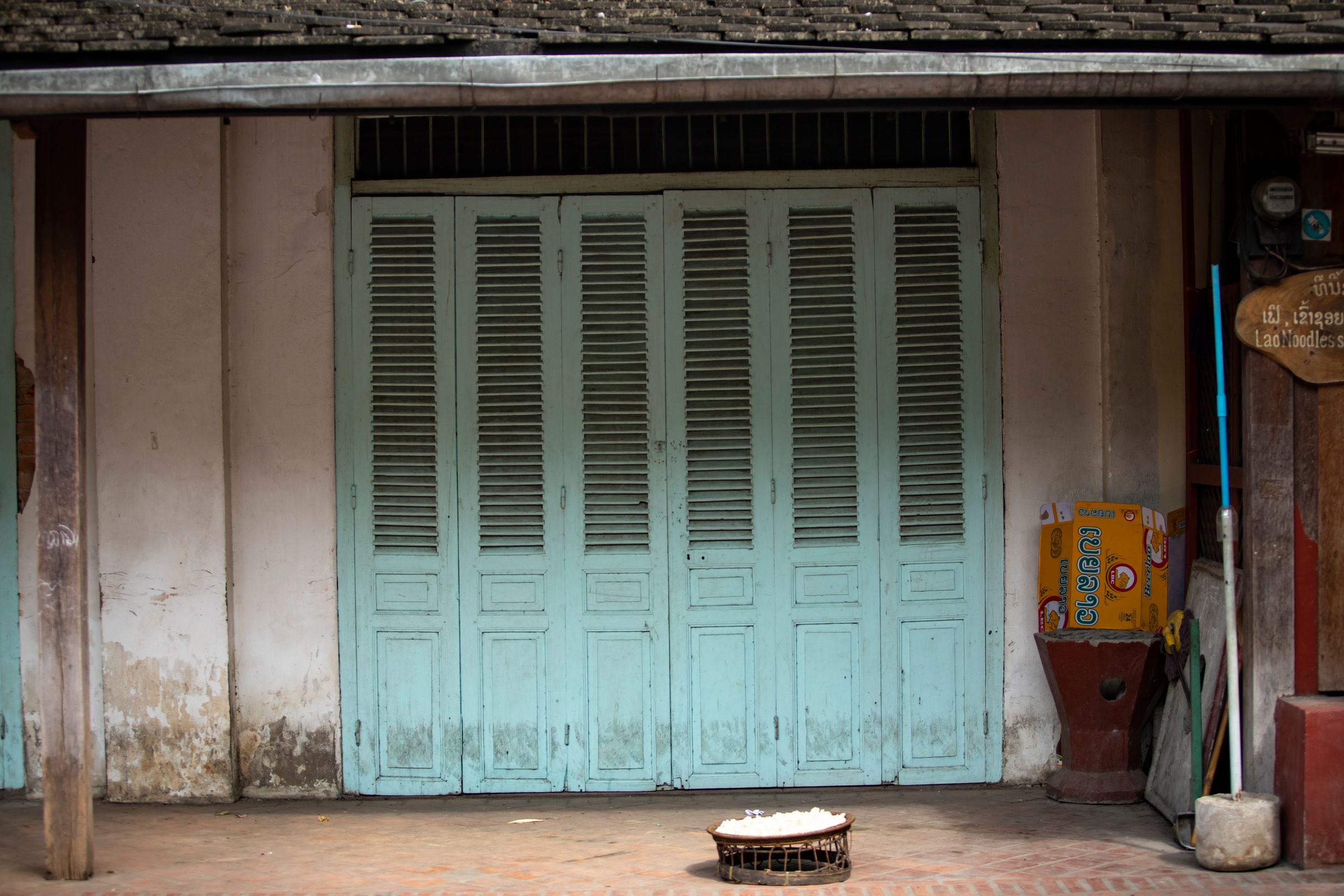 ປະຕູບານປ່ຽງເກົ່າແກ່ຂອງເຮືອນລາວຫຼັງເກົ່າ ສີມືໄມ້ຂອງເຮືອນທີ່ສ້າງມາໃຫ້ຍືນຍົງ