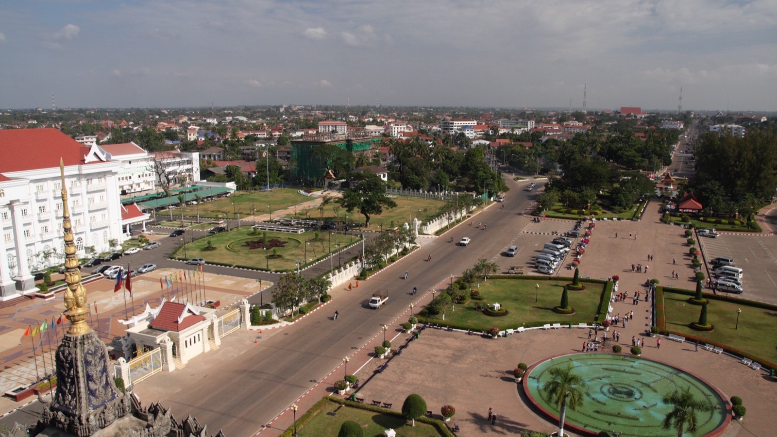 Viêng Chăn nhìn từ đài Patuxai, thủ đô nơi tập trung phần lớn các dự án chung cư đã đăng ký của Lào