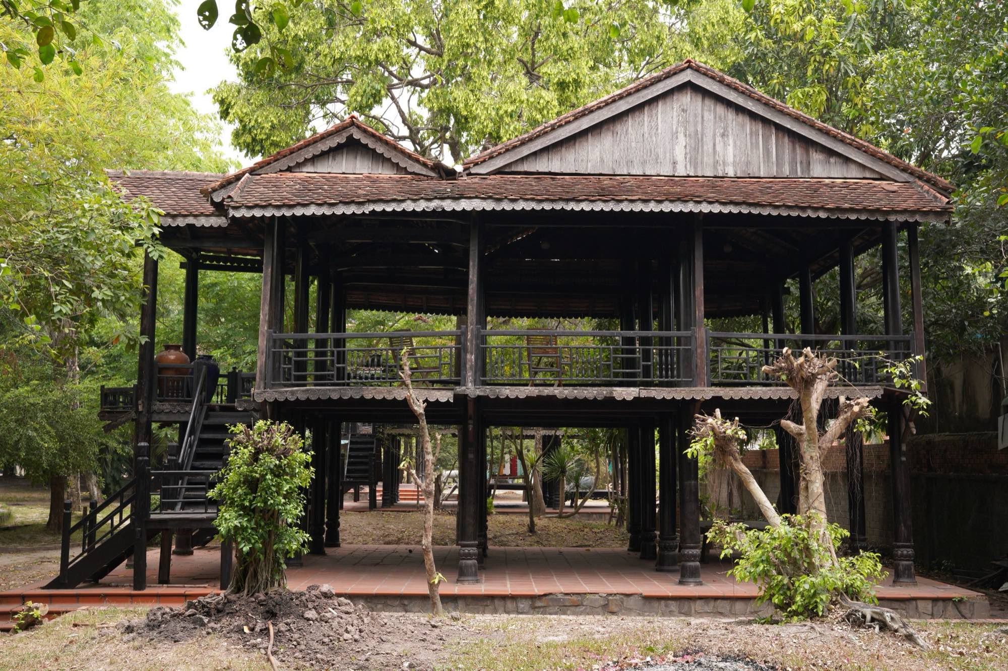 เรือนลาวแบบดั้งเดิม อสังหาฯ ที่ชาวต่างชาติถือครองส่วนใหญ่เป็นแบบเช่า ซึ่งธนาคารรับเป็นหลักประกันได้ยากกว่าที่ดินกรรมสิทธิ์