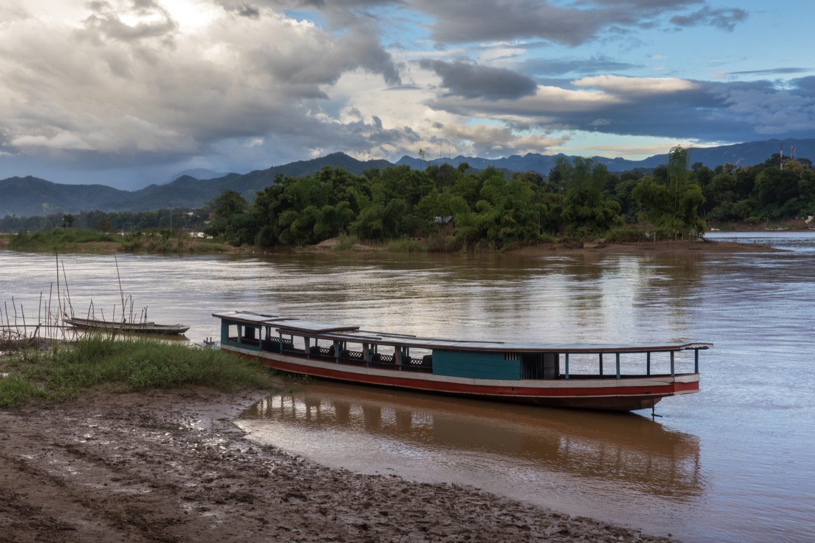 ແມ່ນ້ຳຂອງ ຢູ່ລາວ ເສັ້ນເລືອດໃຫຍ່ ທີ່ລາວ ໄທ ກຳປູເຈຍ ແລະ ຫວຽດນາມ ຮ່ວມກັນ