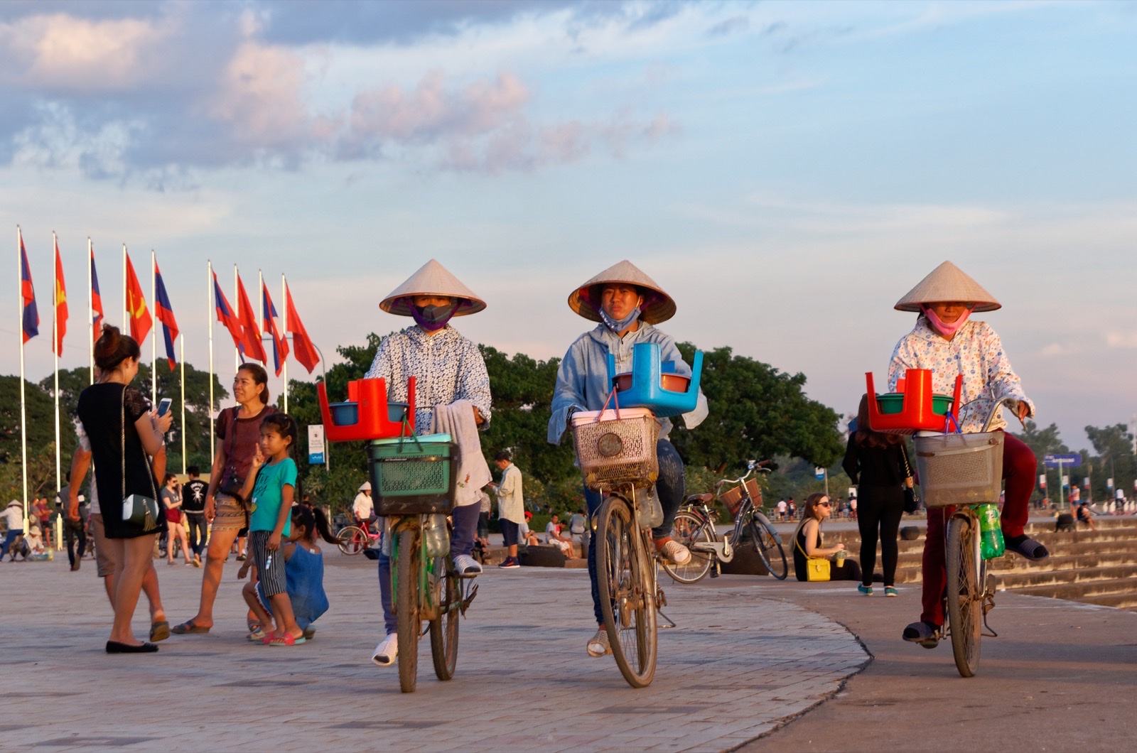 Les berges du Mékong à Vientiane à une heure paisible, la vie quotidienne qui se poursuit sous les gros titres