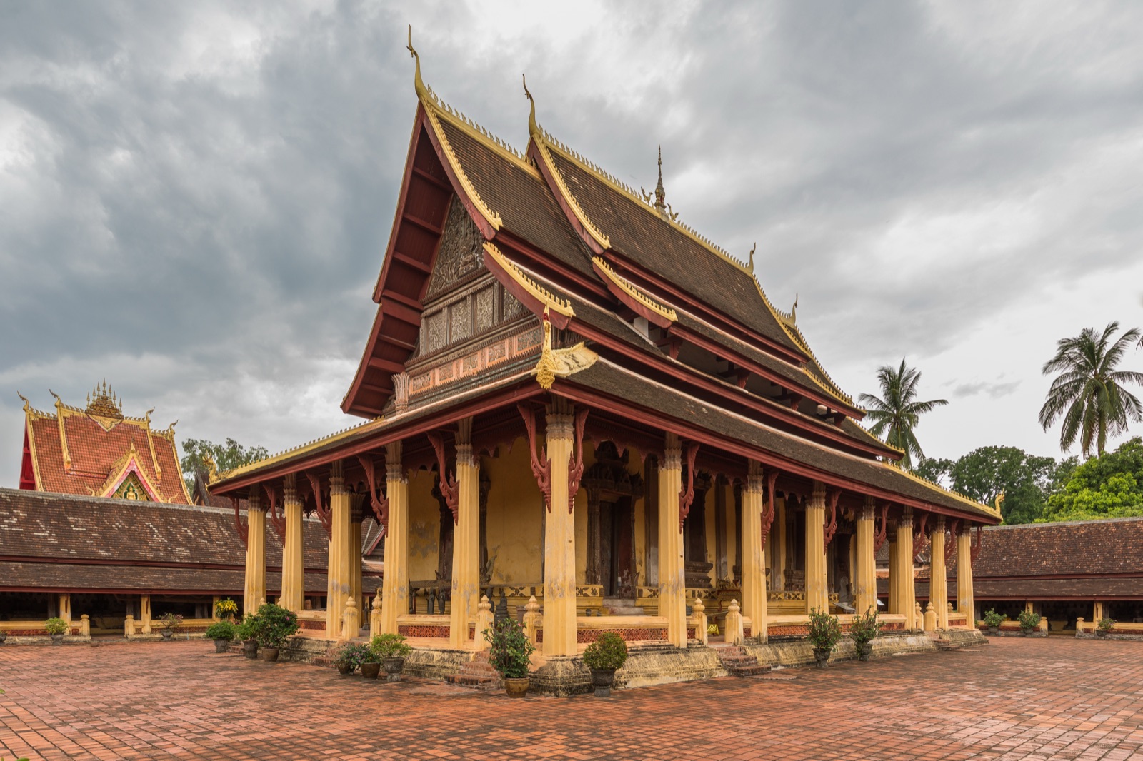 ลานวัดสีสะเกดในนครหลวงเวียงจันทน์ เครื่องเตือนใจว่าอสังหาริมทรัพย์ที่นี่ตอบแทนผู้ที่อดทนถือครองมากกว่าผู้ที่ซื้อขายอย่างรวดเร็ว