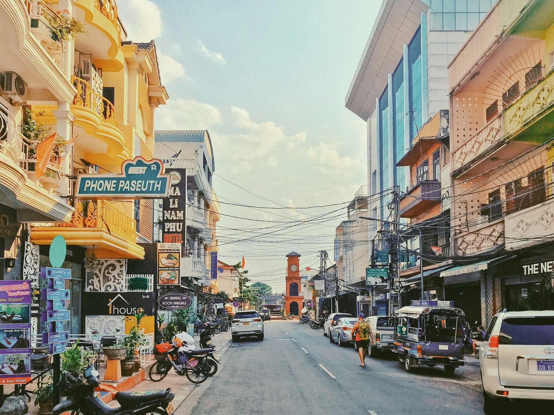 ถนนที่มีต้นไม้สองข้างในใจกลางนครหลวงเวียงจันทน์ เมืองหลวงที่ผ่อนคลายของลาวริมแม่น้ำโขง